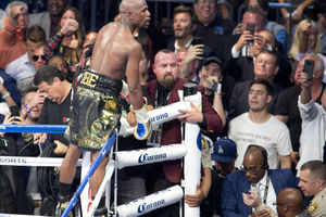 Mayweather wraca na ring! Był mistrz świata w boksie stoczy walkę z 16 lat młodszym przeciwnikiem 