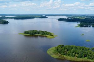 [WIDEO, DRON] Turystyczne Siemiany nad Jeziorakiem, najdłuższym jeziorem w Polsce