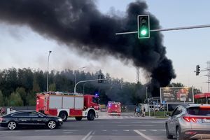 [WIDEO] Czy był wybuch? Kłęby czarnego dymu nad olsztyńskimi Jarotami. Pożar przy ul. Bajkowej