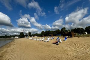 Nowe udogodnienia na plaży w Giżycku. Czy leżaki skradną serca nie tylko mieszkańców? 