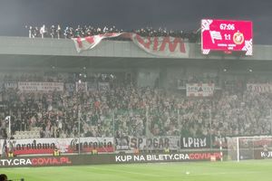 Kibice urządzili sobie z dachu stadionu pole walki