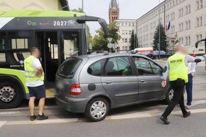 Wjechał wprost pod autobus w centrum Olsztyna [ZDJĘCIA]