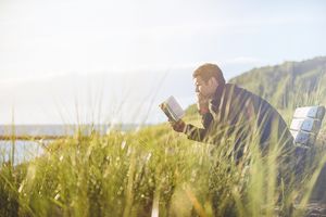 Co warto przeczytać w wakacje? Top 10 książek na sierpień: najlepsze powieści obyczajowe, romanse, literatura podróżnicza i nie tylko!