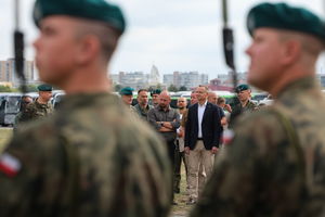 Prezydent Duda u żołnierzy ćwiczących przed defiladą