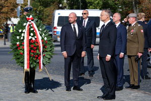 Prezydent złożył wieniec przed pomnikiem marszałka Józefa Piłsudskiego przy Belwederze