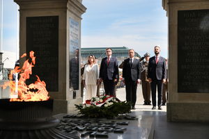 Przedstawiciele władz państwowych złożyli wieniec przed Grobem Nieznanego Żołnierza