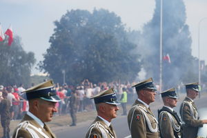 Rozpoczyna się defilada z okazji Święta Wojska Polskiego w Warszawie 