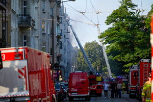 Dwóch strażaków poszukiwanych po nocnym pożarze w Poznaniu