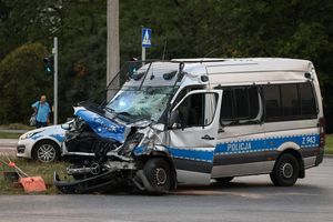 Betoniarka zderzyła się z radiowozem w Warszawie. 8 policjantów w szpitalu 