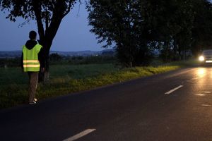 Policjanci z Kętrzyna interweniował. Pijani i bez odblasków przechadzali się po drodze wojewódzkiej