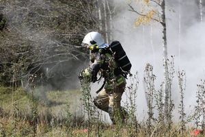  Pożar lasu. Zablokowano drogę, utrudnienia w ruchu mogą potrwać do godz. 23 