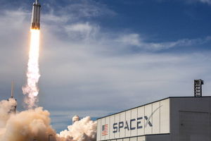  Kapsuła SpaceX Crew Dragon ma sprowadzić na Ziemię astronautów, którzy utknęli na Stacji Kosmicznej 