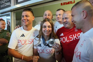  Polscy olimpijczycy wrócili z Paryża. Tłumy kibiców na warszawskim Okęciu 