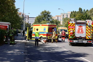  Samochód wjechał w przystanek w Warszawie. Jedna osoba nie żyje, są ranni 