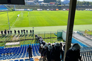 Dziesiątki policjantów na stadionie przy al. Piłsudskiego w Olsztynie. Co się wydarzyło? 