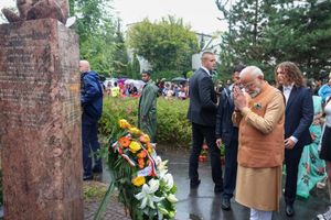 Premier Indii złożył wieńce w kilku miejscach Warszawy