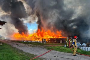 W powiecie ostródzkim spłonął kurnik wielkopowierzchniowy. Z ogniem walczyło 13 zastępów straży pożarnej 