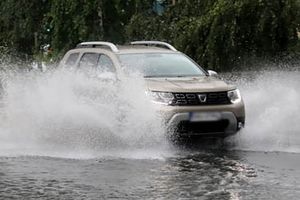 Kolejne utrudnienia drogowe w Warszawie po ulewnym deszczu