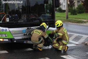 W centrum Olsztyna osobówka zderzyła się z autobusem. Występują utrudnienia w ruchu 