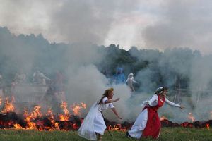 Najpierw spalił wieś. Teraz zaprasza do swojej agroturystyki