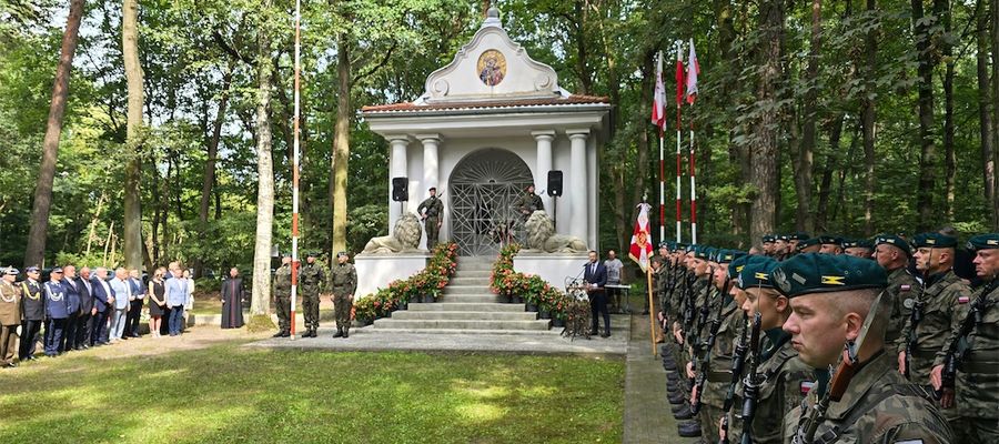 Uroczystość na cmentarzu wojskowym w Lasku Miejskim z udziałem żołnierzy 4. Brodnickiego Pułku Chemicznego