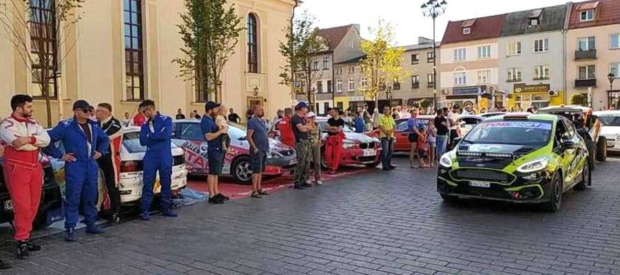 Prezentacja załóg i samochodów na rynku przed ubiegłorocznym rajdem