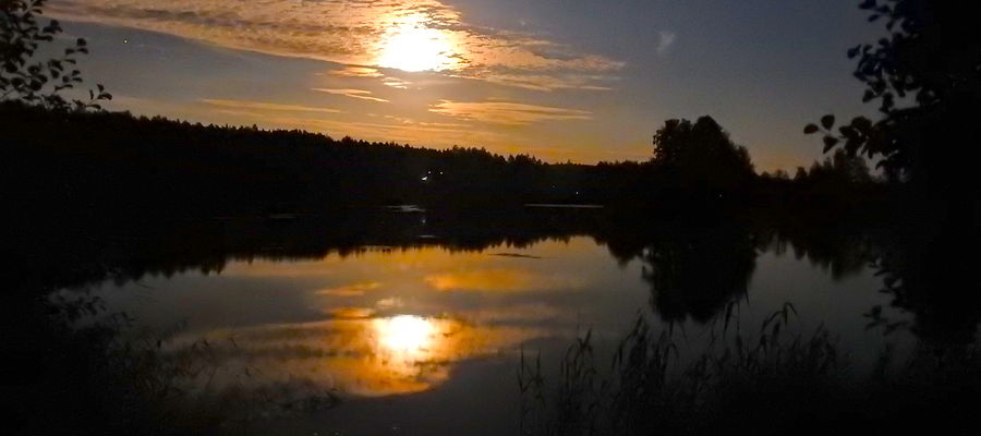 Pełnia Jesiotrów nad brzegiem wyrobiska w Nielbarku