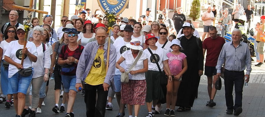 Wejście pielgrzymów lubawskich do Nowego Miasta