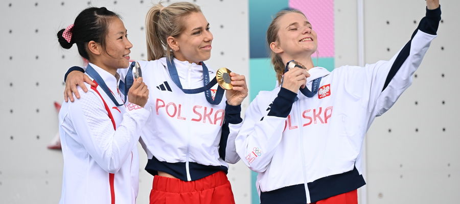 Aleksandra Mirosław (w środku) zdobyła złoty medal we wspinaczce na czas, Chinka Lijuan Deng (z lewej) wywalczyła srebro, a Aleksandra Kałucka 