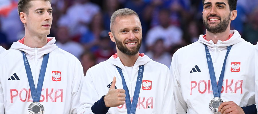 Kamil Semeniuk, Paweł Zatorski i Marcin Janusz podczas olimpijskiej ceremonii dekoracji