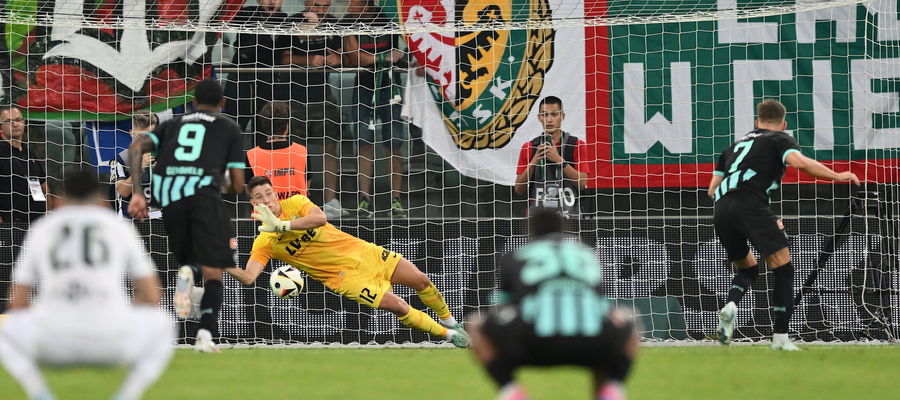 Rafał Leszczyński broni jedenastkę w meczu z FC St.Gallen. Sędzia nakazał powtórzenie rzutu karnego.