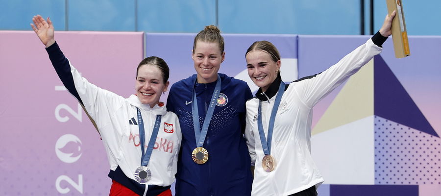 Daria Pikulik (z lewej) na podium w Paryżu