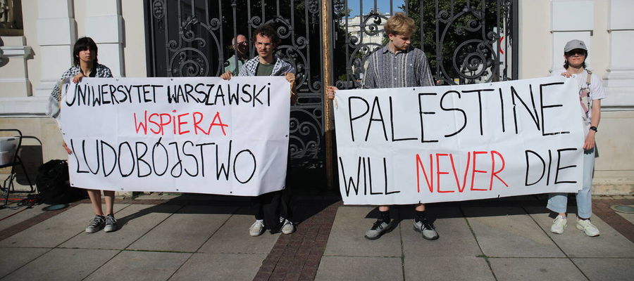 Protest studentów Uniwersytetu Warszawskiego przed wejściem na teren Kampusu Głównego UW w Warszawie. Uczestnicy sprzeciwiają się kierowaniu wobec studiujących na uczelni i kontynuujących demonstrację w obronie Palestyny, wniosków do sądu o ukaranie w związku z rzekomym zakłócaniem spokoju i porządku 