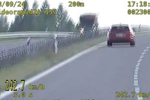 Policyjny wideorejestrator nagrał drogowego recydywistę pędzącego 242 km/h