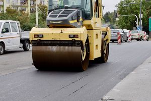 [WIDEO] Nowy asfalt na wiadukcie przy Bema w Olsztynie. Trwają prace. Tworzą się korki