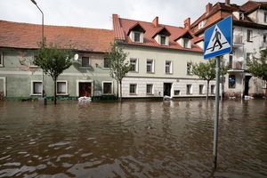 Jedni walczą z wodą, drudzy kradną