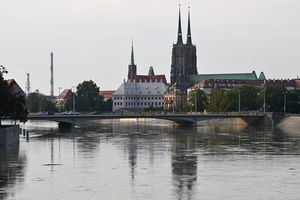 Kolejny dzień walki z powodzią; kulminacja fali na Odrze we Wrocławiu 