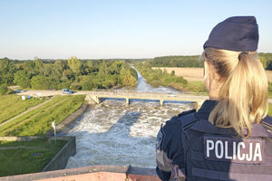 Policjanci z Warmii i Mazur pomagają na terenach objętych powodzią