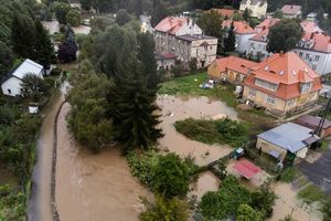 Woda wdziera się do kamienic w Kłodzku