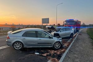 Czołowe zderzenie na  DK 59. Droga jest zablokowana