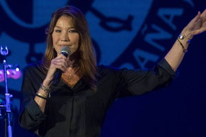 Występ polskich i francuskich wokalistów w Warszawie. Wśród nich Carla Bruni