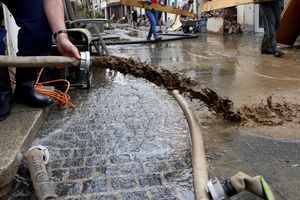 Dziesięć ofiar powodzi na Dolnym Śląsku? Policja nie potwierdza!