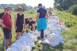 Brzeg Dolny wciąż walczy. Wieczorem stan Odry podniesie się