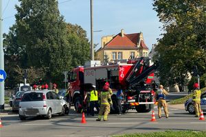 Zderzenie przy szkole muzycznej. Kierowca przejechał na „czerwonym”