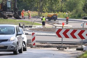 Na nowym rondzie na olsztyńskim Zatorzu pojawił się asfalt. Trwa kolejny etap prac [ZDJĘCIA]