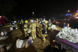 Bardzo pracowita noc strażaków, opady nie ustają