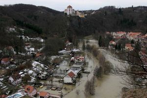 Rośnie poziom wód w rzekach. Woda zalała część Opawy