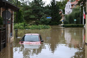 Śmigłowce ewakuują mieszkańców. Szef MON komentuje