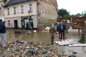 Strażacy z Warmii i Mazur pomagają mieszkańcom Kłodzka