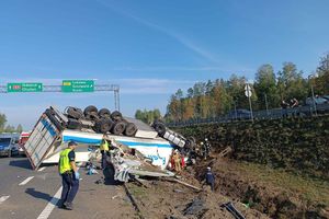 W Pawłowie tir prawdopodobnie najechał na osobówkę. Trzy osoby nie żyją